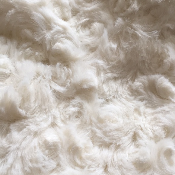 ๐ 4/$30 NWT Girls Faux Fur Shawl - Picture 5 of 5